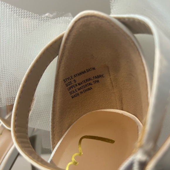 White high heels with bows on back - Picture 5 of 5